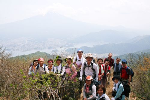 展望台で富士山と河口湖をバックに。
