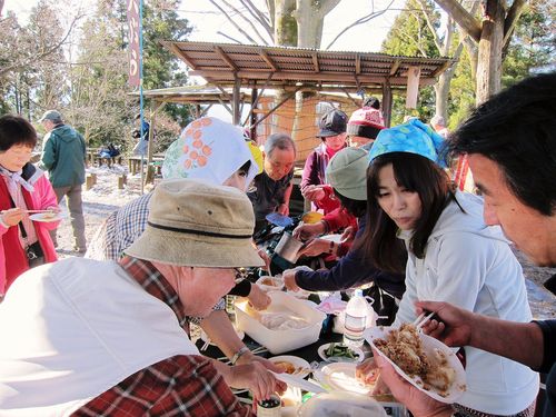 つきたてのもちをあんこやきな粉、納豆に絡めておいしそう。