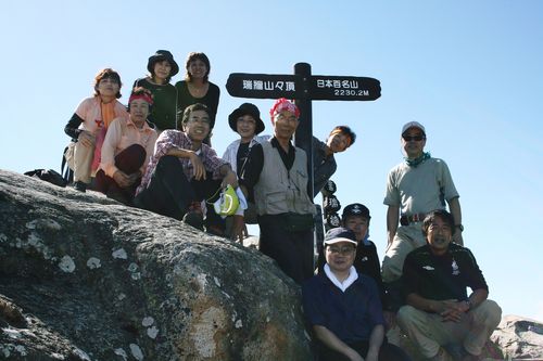 快晴に恵まれた瑞牆山の山頂で。