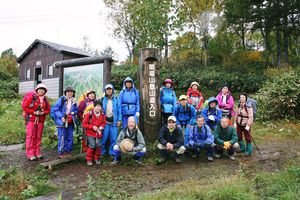 雨具をつけ、登山口に勢ぞろい。